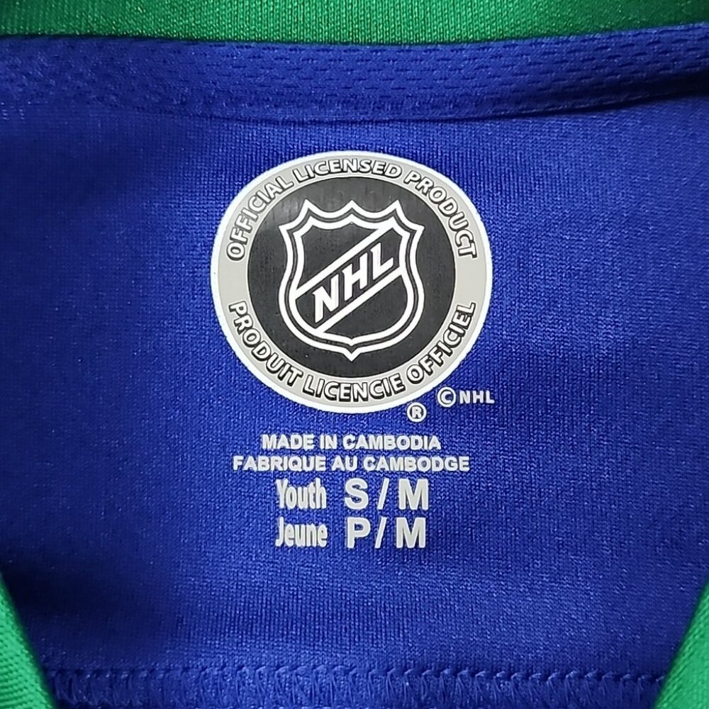 NHL Vancouver Canucks Youth Hockey Jersey Reebok Blue Classic Style Home Sz S/M - Picture 4 of 11